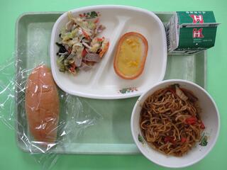 焼きそばパン （背割りコッペパン・焼きそば）・ 牛乳 ・米粉コーングラタン ・さっぱりしゃぶしゃぶサラダ