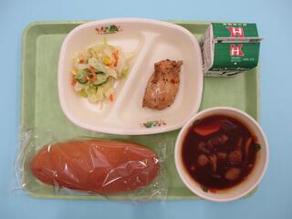 コッペパン ・牛乳・ 鶏肉のハニーマスタード焼き・ コールスローサラダ・ 米粉ブラウンシチュー