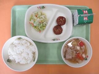 ご飯・ 牛乳・ あまから肉団子・ コーンと枝豆のサラダ・ 龍ケ崎とんトマみそ汁