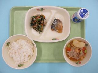 ご飯・発酵乳 ・さばのみそ煮・ のり酢和え・ 肉じゃが