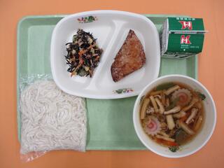 山菜肉うどん （ソフト麺・山菜肉うどん汁）・ 牛乳・ めばるの竜田揚げ ・ひじきサラダ