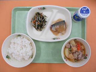 ご飯・ 発酵乳・ さばのみそ煮・ のり酢和え・ 肉じゃが