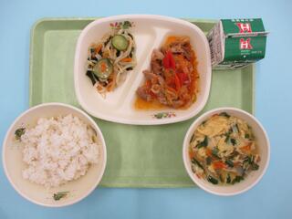 麦ご飯・ 牛乳・ 豚トマキムチ炒め・ くらげサラダ・ にら玉スープ