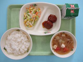 ご飯・ 牛乳・ あまから肉団子・ コーンと枝豆のサラダ・ 龍ケ崎とんトマみそ汁