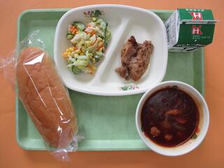 コッペパン・ 牛乳・ 鶏肉のハニーマスタード焼き・ コールスローサラダ・ 米粉ブラウンシチュー