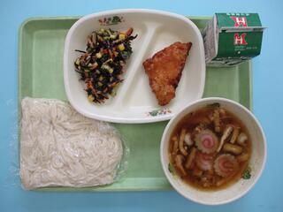山菜肉うどん （ソフト麺・山菜肉うどん汁）・ 牛乳・ めばるの竜田揚げ・ ひじきサラダ