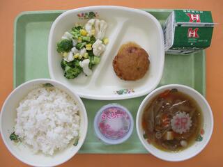 ご飯・牛乳・ 鶏つくねおろしだれ・ 花野菜サラダ・ けんちん汁・ さくらゼリー