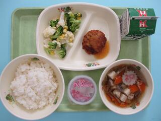 ご飯・牛乳・ 鶏つくねおろしだれ・ 花野菜サラダ・ けんちん汁・ さくらゼリー