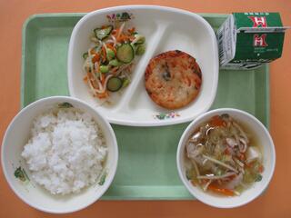 ご飯・ 牛乳・ 米粉チヂミ・ 枝豆のナムル・ 豚しょうがスープ