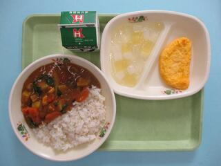 米粉チキンカレーライス （麦ご飯・米粉チキンカレー）・ 牛乳・ オムレツ ・レモンゼリー