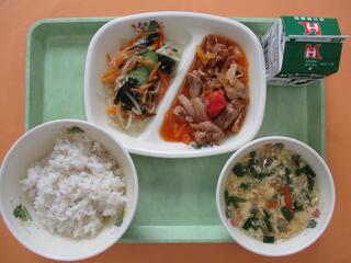 麦ご飯 ・牛乳・ 豚トマキムチ炒め・ くらげサラダ・ にら玉スープ