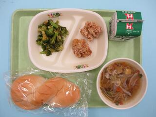ツイストパン・ 牛乳・ 鶏肉のから揚げ・ ブロッコリーのおかか和え・ 豚汁