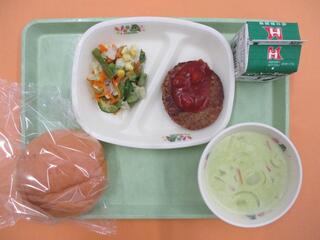 ハンバーガー（龍ケ崎トマトパン・ バーガーパティトマトソース）・ 牛乳・ アスパラサラダ ・春色クリームスープ