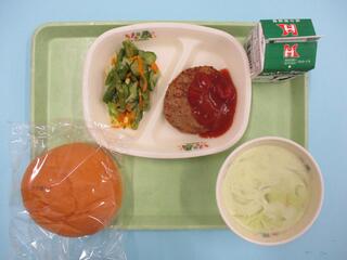 ハンバーガー（龍ケ崎トマトパン・ バーガーパティトマトソース）・ 牛乳・ アスパラサラダ ・春色クリームスープ