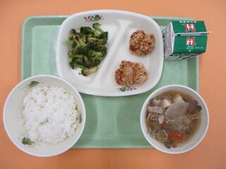 ハンバーガー（龍ケ崎トマトパン・ バーガーパティトマトソース）・ 牛乳 ・アスパラサラダ ・春色クリームスープ