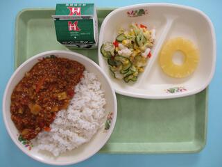 キーマカレーライス （麦ご飯・キーマカレー）・ 牛乳・ カラフルサラダ・ パインアップル