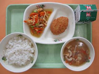 たけのこご飯（麦ご飯・たけのこご飯の具）・ 牛乳・ かつおメンチカツ・ ちくわのみそ汁