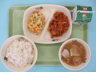 タコライス（ご飯・タコライスの具）・ 牛乳・ コーンサラダ・ イナムドゥチ