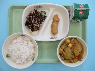ご飯・ 牛乳・ あじフリッター・ ひじきサラダ・ カレー肉じゃが
