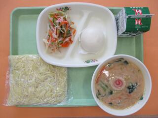 豆乳担々ラーメン(ソフト中華麺・豆乳担々ラーメンスープ）・ 牛乳・ あんまん・ 中華サラダ