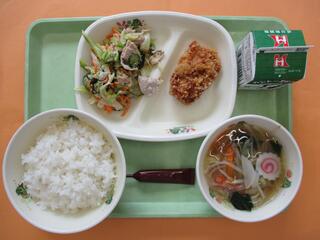 ご飯・ 牛乳・ミルメーク（ココア）・ 鶏肉のから揚げ・ しゃぶしゃぶサラダ・ 春雨スープ