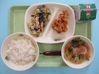 麦ご飯・ 牛乳・ミルメーク（ココア）・ 鶏肉のから揚げ・ しゃぶしゃぶサラダ ・春雨スープ