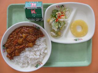 キーマカレーライス （麦ご飯・キーマカレー）・ 牛乳・ カラフルサラダ・ パインアップル