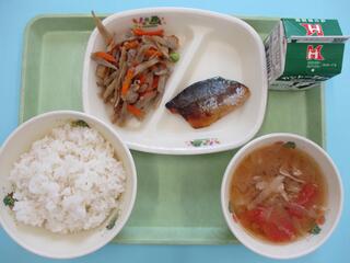 ご飯・ 牛乳・ さばの塩麹カレー焼き・ 五目きんぴら・ 龍ケ崎とんトマみそ汁