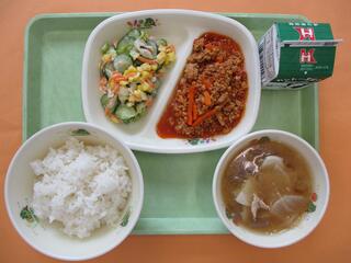 タコライス（ご飯・具）・ 牛乳・ コーンサラダ・ イナムドゥチ