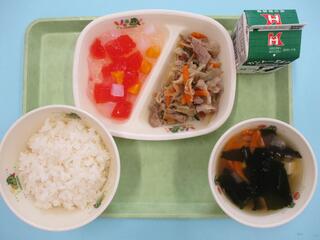 ご飯・ 牛乳・ 豚肉とごぼうのしょうが炒め・ わかめスープ ・さくらんぼゼリー