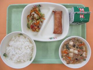 ご飯・ 牛乳・ 春巻き・ りっちゃんサラダ・ 豆腐の中華煮