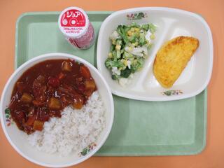 ハヤシライス(麦ご飯・ハヤシルー)・ 発酵乳（ストロベリー）・ オムレツ ・花野菜サラダ