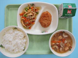 たけのこご飯（ご飯・たけのこご飯の具）・ 牛乳・ かつおメンチカツ・ ちくわのみそ汁
