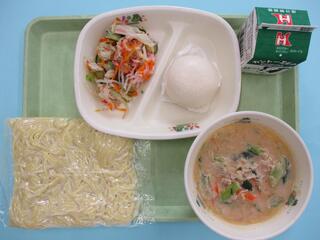 豆乳担々ラーメン （ソフト中華麺・豆乳担々ラーメンスープ）・ 牛乳 ・あんまん・ 中華サラダ