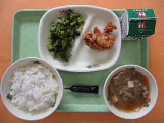 ご飯・ 牛乳・ミルメーク（コーヒー）・ 鶏肉のから揚げ・ ブロッコリーのおかか和え・ 豚汁