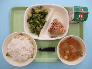 ご飯・ 牛乳・ミルメーク（コーヒー）・ 鶏肉のから揚げ・ ブロッコリーのおかか和え・ 豚汁