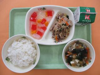 ご飯 ・牛乳・ 豚肉とごぼうのしょうが炒め・ わかめスープ・ さくらんぼゼリー