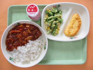 ハヤシライス（麦ご飯・ハヤシルー）・ 発酵乳（ストロベリー）・ オムレツ ・花野菜サラダ