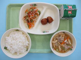 ご飯・ 牛乳・ れんこん入り肉団子・ 切干大根サラダ・ キャベツのごまみそ汁