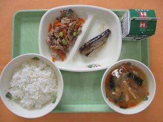ご飯・ 牛乳・ いわしの梅煮・ れんこんきんぴら・ 新じゃがいものみそ汁
