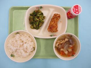 麦ご飯・ 発酵乳（ストロベリー）・ 鶏肉のから揚げ・ ブロッコリーのおかか和え ・けんちん汁