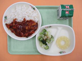 米粉ハヤシライス（麦ご飯・米粉ハヤシルー）・ 牛乳・ グリーンサラダ・ パインアップル