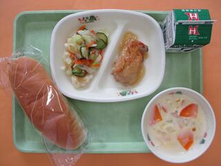 コッペパン・ 牛乳・ 鶏肉のりんごソースかけ・ イタリアンサラダ・ クリームシチュー