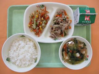 ご飯・ 牛乳・ 豚肉のしょうが炒め・ 野菜のおかか和え・ 小松菜のみそ汁