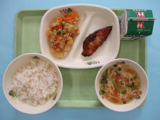 麦ご飯・ 牛乳・ あじのスタミナ焼き・ じゃがいものそぼろ煮・ かき玉汁