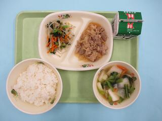 ビビンバ（ご飯・焼肉・ もやしナムル）・ 牛乳 ・冬瓜スープ