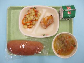 黒パン ・牛乳・ 鶏肉のマーマレード焼き・ ジャーマンポテト ・肉団子とキャベツのスープ