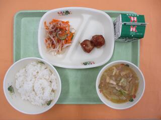 ご飯・ 牛乳・ れんこん入り肉団子・ 切干大根サラダ・ キャベツのごまみそ汁