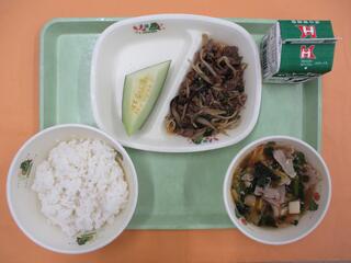ご飯・ 牛乳・ 県産和牛のプルコギ・ スンドゥブチゲ・ メロン