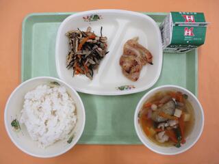 ご飯 ・牛乳・ 鶏肉の西京焼き・ ひじきの五目煮・ 夏野菜けんちん汁